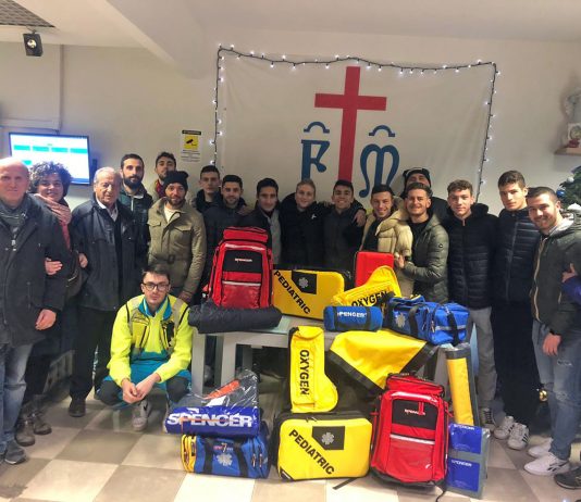 Lo Jolo regala zaini per le emergenze sanitarie alla Misericordia