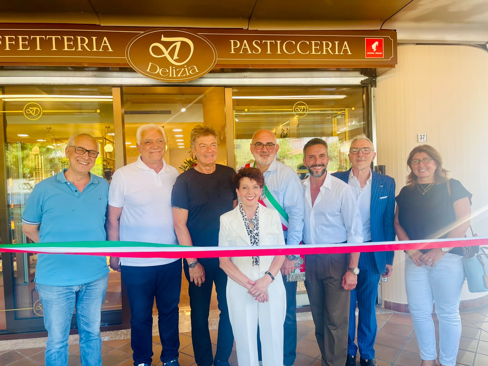 taglio nastro restyling pasticceria delizia