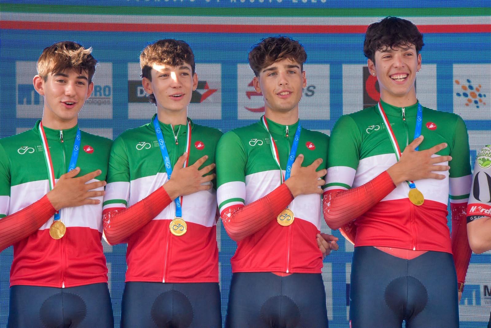 Il pratese Marco Spanio conquista il tricolore nel ciclismo: “La fiducia nel gruppo ha fatto la differenza” Il Team Vangi Tommasini Il Pirata sul più alto gradino del podio