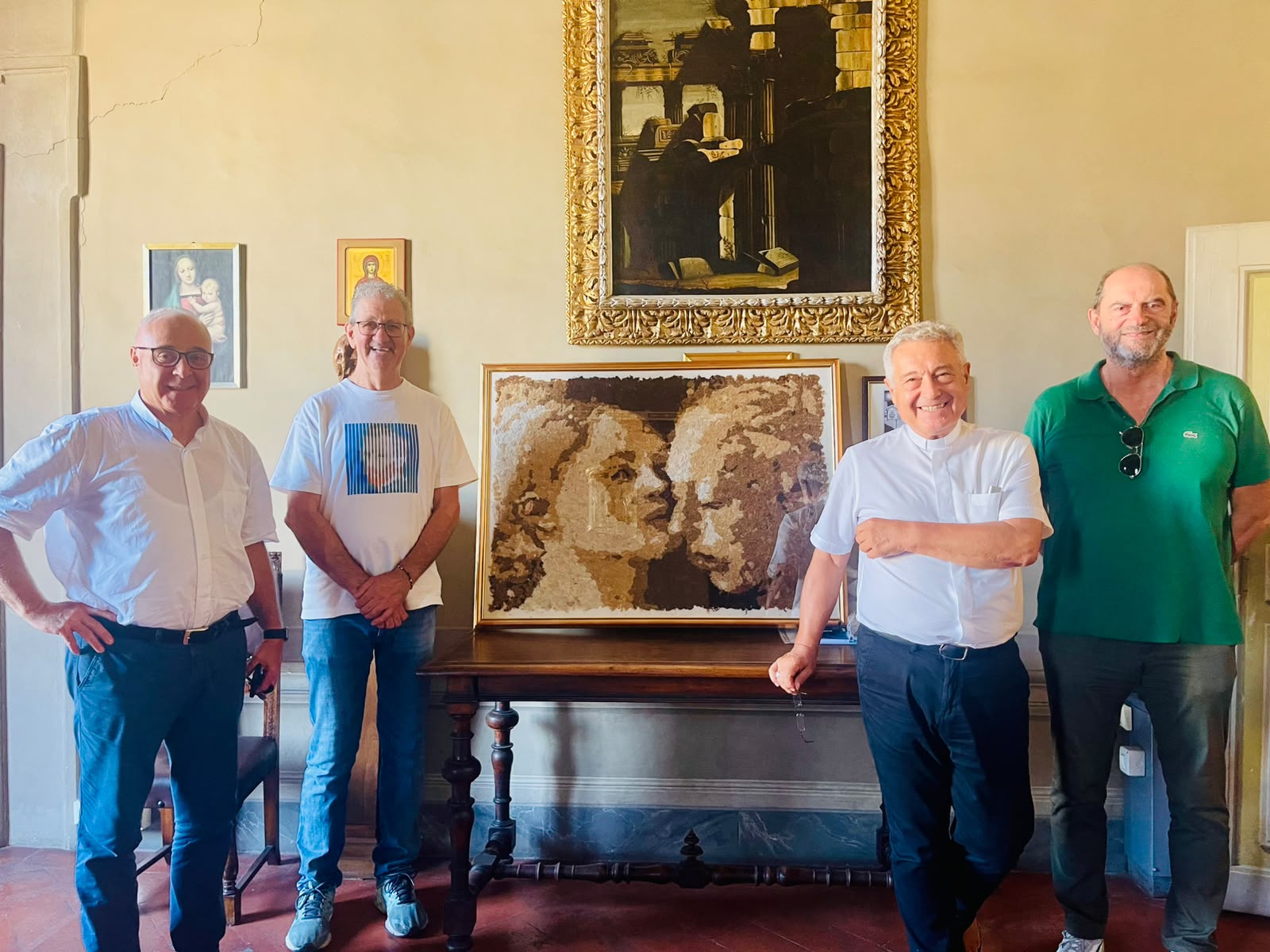 Trafi Creatività Tessile consegna al vescovo Nerbini l’opera in lana rigenerata ispirata a Filippo Lippi