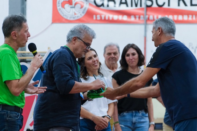Viviano Bernardini e Marco Targioni premiano le figlie di Matteucci - dimensioni medie