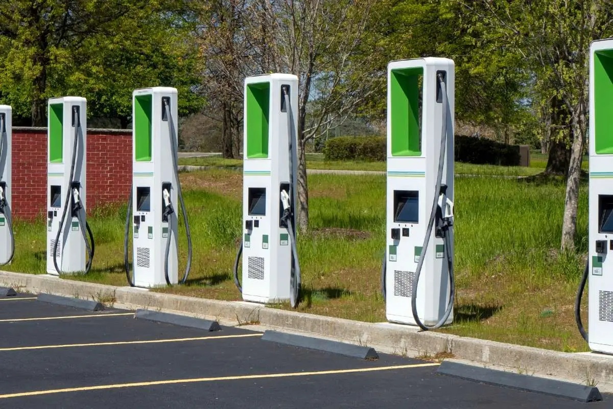 Caro carburante, il Bonus Colonnine diventa sempre più appetibile: la soluzione chiavi in mano di EcoEfficiency
