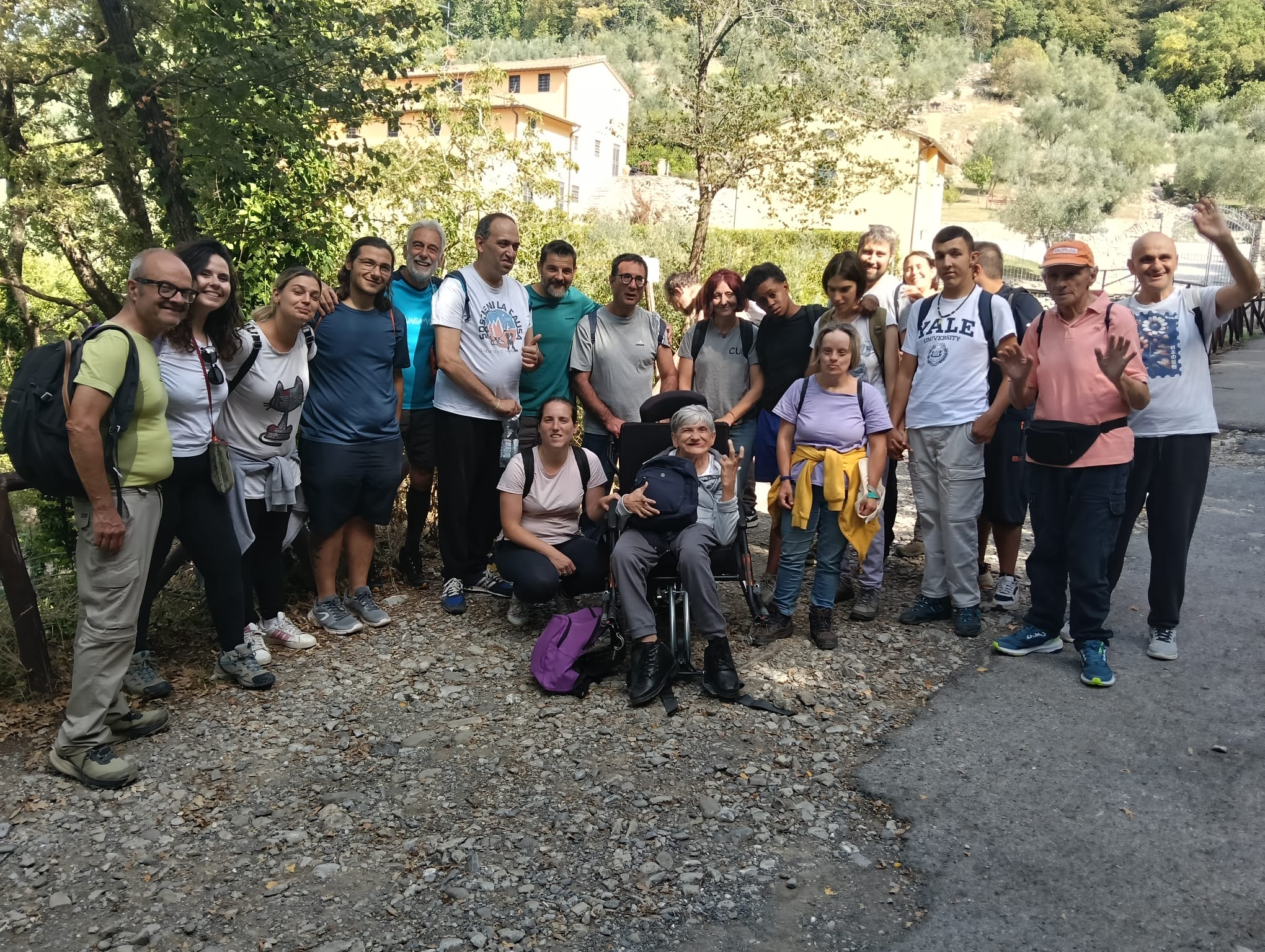 Escursione speciale in Calvana: tredici ragazzi della Cooperativa Cui raggiungono a piedi o in joelette Casa Bastone